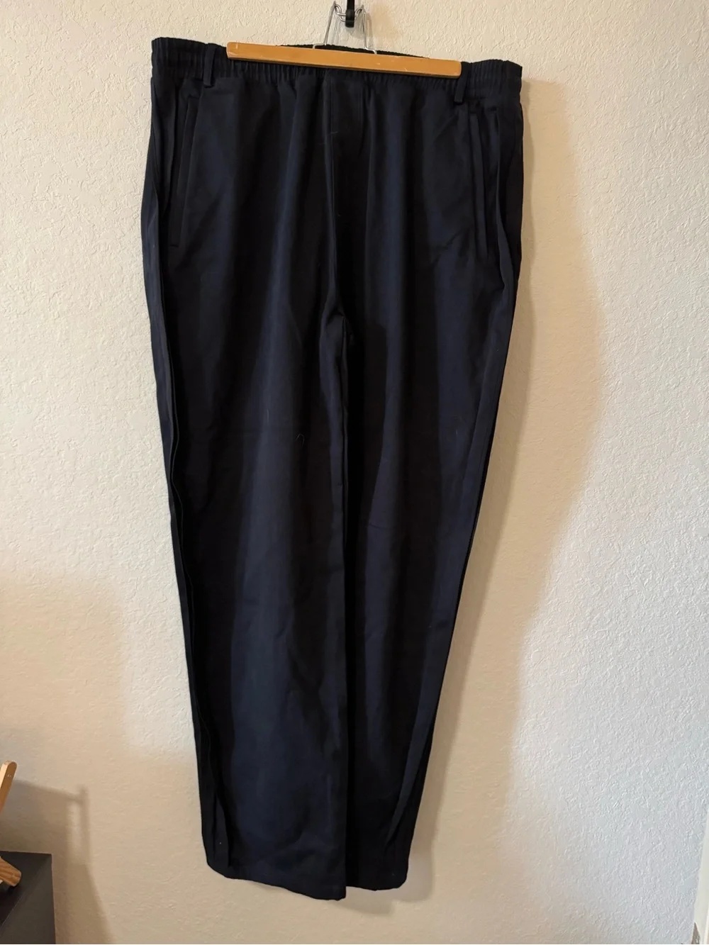 Alo Yoga Women's Black Cargo Jogger Pants - Elastic Waist & Ankle - Picture 5 of 7